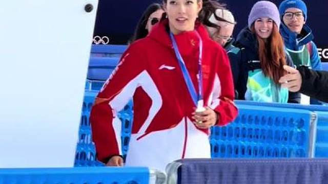 谷爱凌米兰坡障夺银后飞奔与中国粉丝致谢：你们的旗子我在空中就看到了