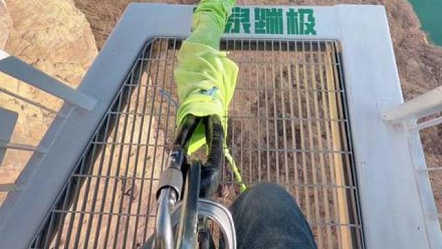 不是坠落，是飞向自由