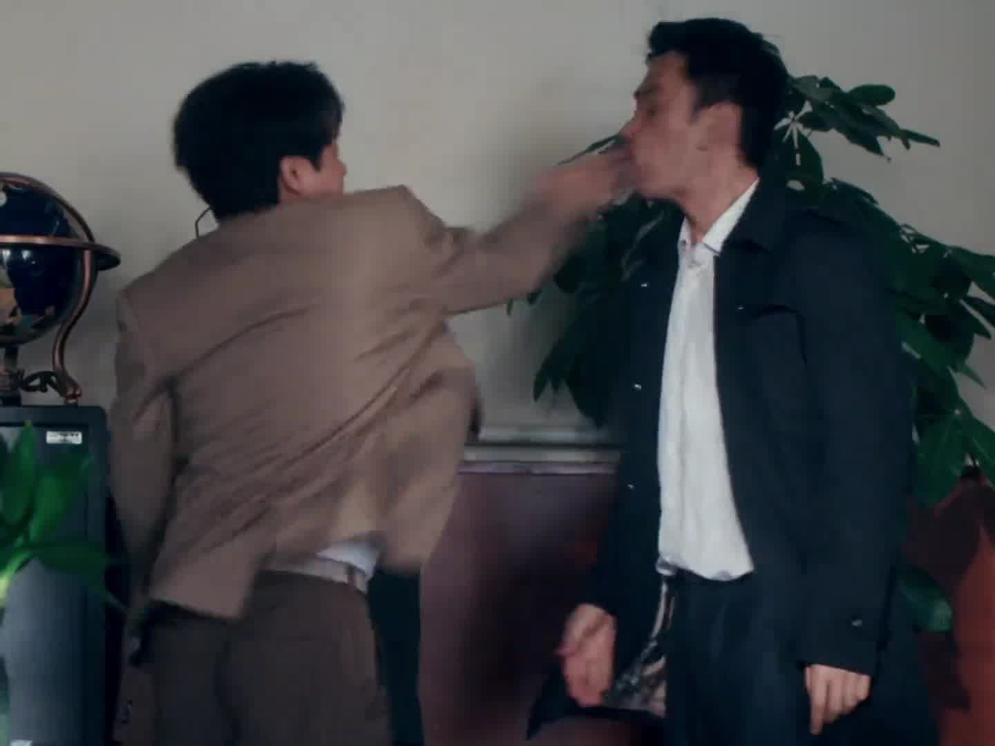 好久没看到这么酣畅淋漓的打戏了 都给我扇感冒了