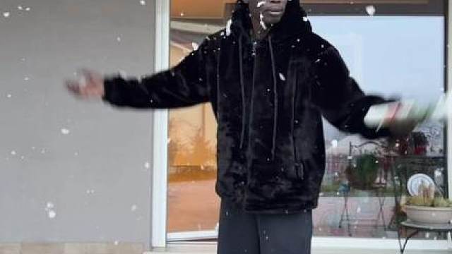 很好，我那夏天割草的邻居，冬天又开始除雪了