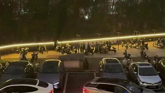 抢车位我是认真的！我先停进去了，那谁你慢慢找车位吧