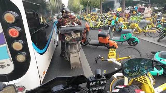 成都这些老辈子骑车还是性情