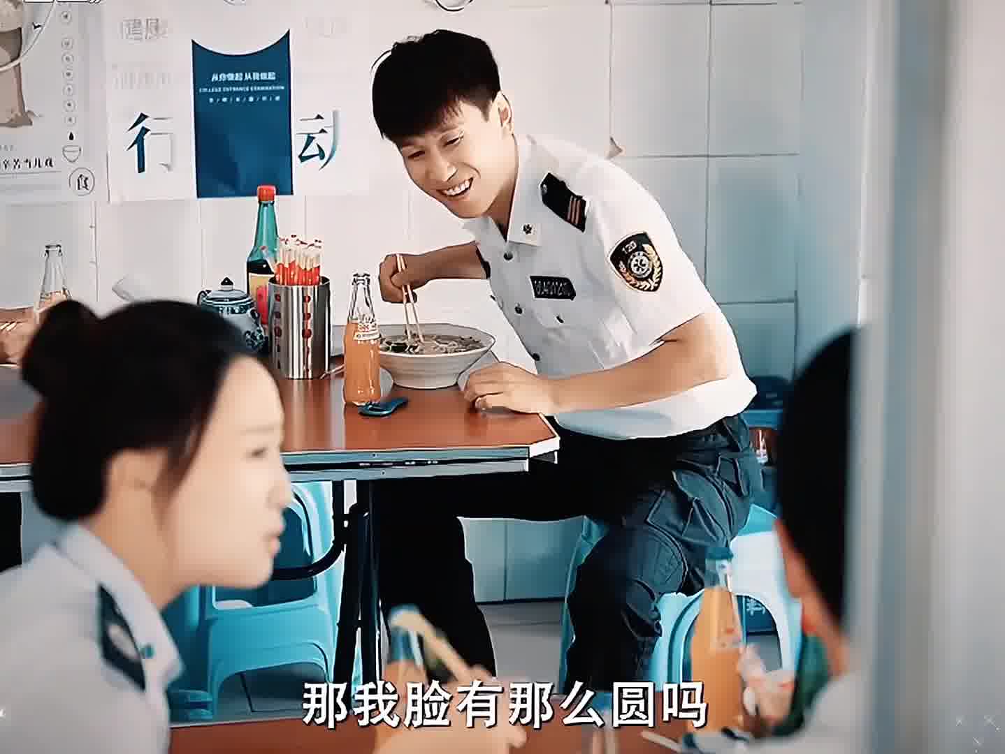 女子嘴太逗，吃面自个儿乐了