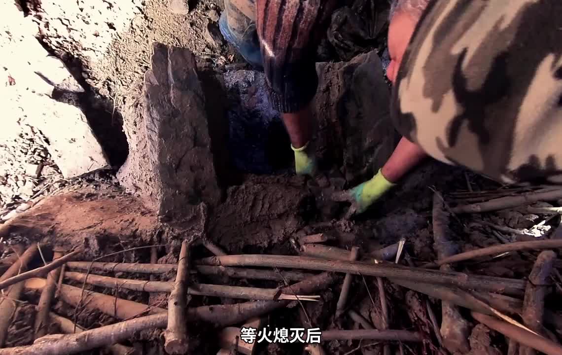 男人独自来到野外，给自己搭建了这么漂亮的小屋