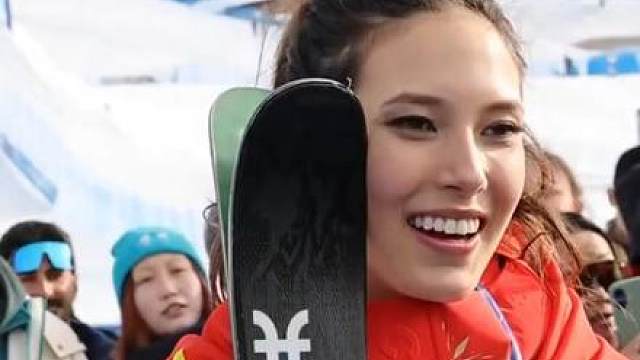 祝贺女神谷爱凌，为中国夺得首银! 2026，女子自由式滑雪，双板坡面障碍技巧总决赛，谷爱凌站上领奖台。昔日已展千重锦，明日更攀百尺竿，为梦想加冕，为坚持喝彩！