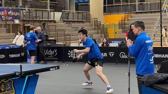 王指导在指导樊振东的赛前热身