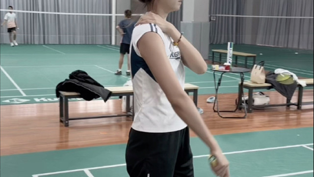 你的肩膀在求救！3招“拍拍操”原地解救嘉嘉羽毛球