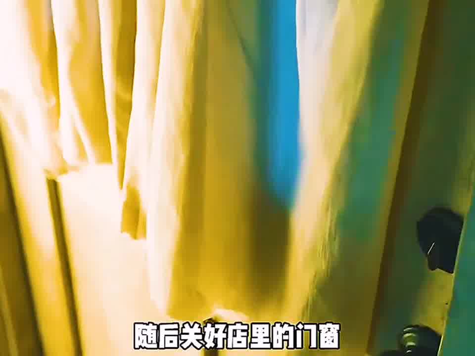 小镇的警长摇晃着铃铛提醒人们天黑前回家