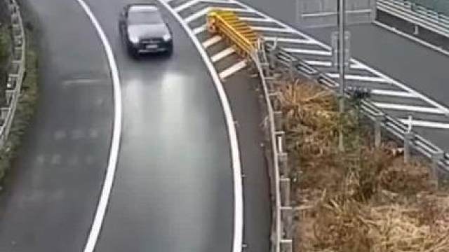 小车刚拿证上路，弯道压线险撞护栏