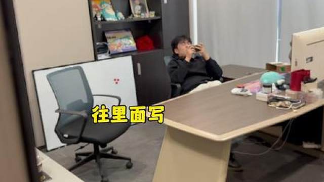 带朋友玩瓦手，他非要叫我妈