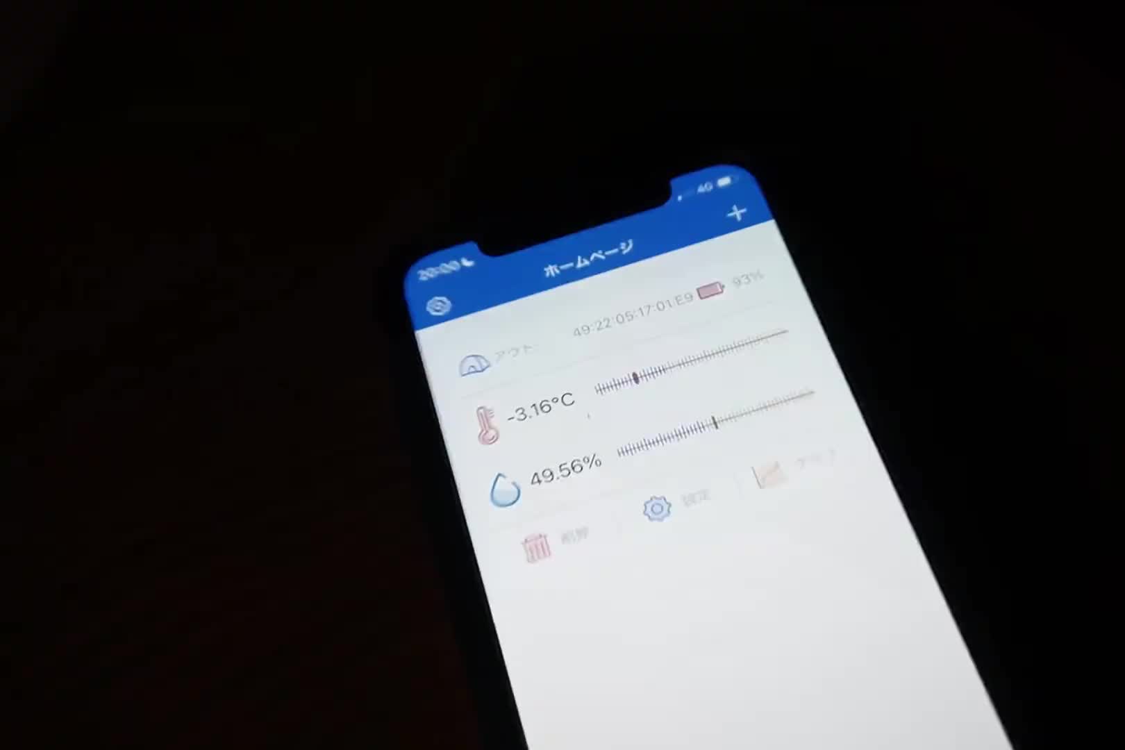 男人驾驶自制小面包车，遭遇大暴雪，就地在房车内露营生活