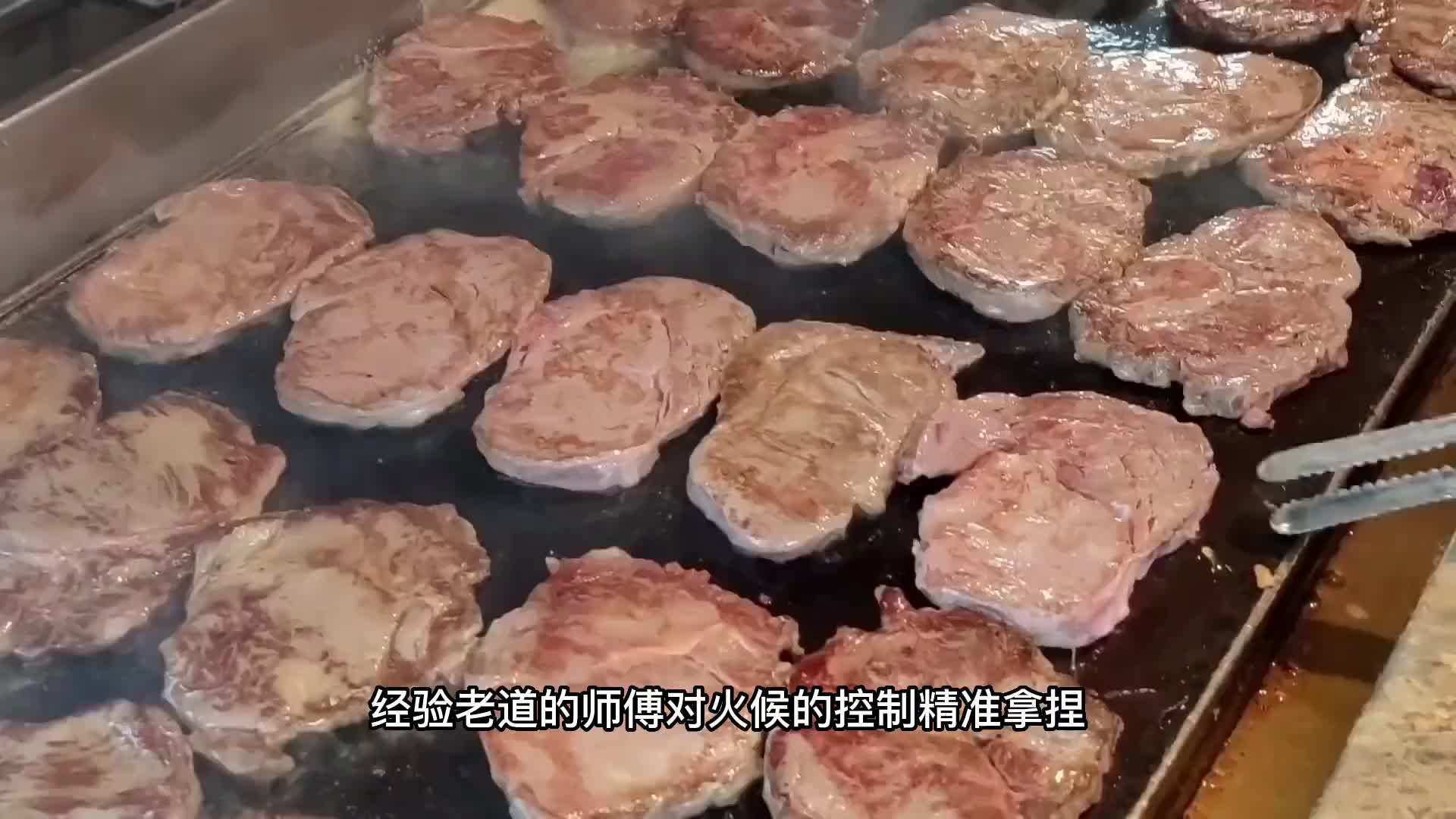 小摊的铁板牛排，平价又好吃。