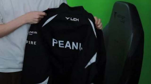 Peanut展示T1队服外套

dearyhyeokie ​​​