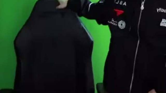 反正总之不管简言之…就是收到自己ID的老摊外壳子
了
：（穿上）莫呀？是这种感觉的啊
：总之收到啦内