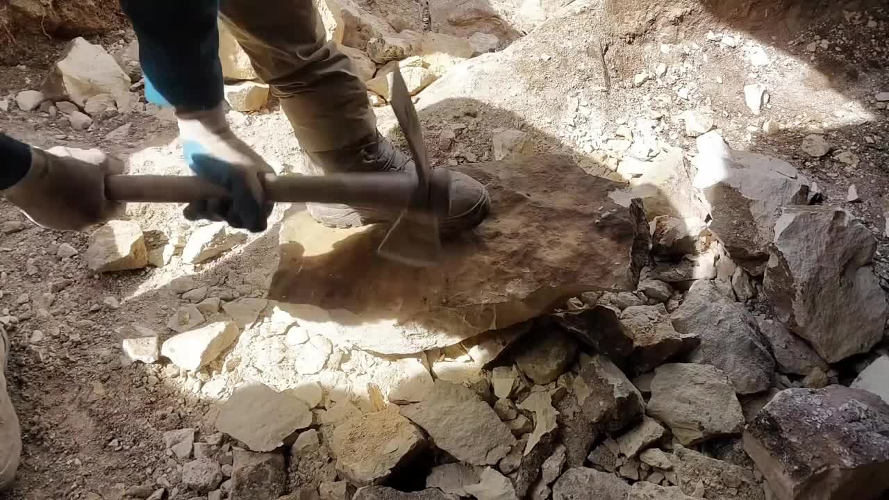 男人将一个石洞，建造成了带壁炉的温暖小屋