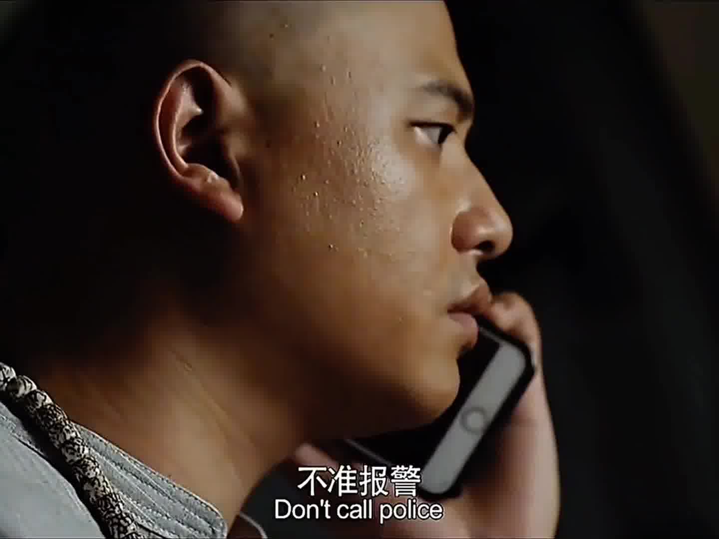 劫匪挟子胁人，场面荒诞至极