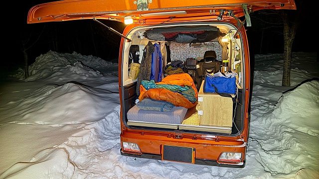 【4K】放松解压：大发KCAR小红车寒冷的雪地车中泊 作者：Dentan