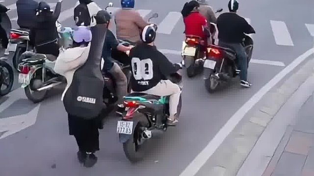 等个红绿灯的功夫，还捡个媳妇