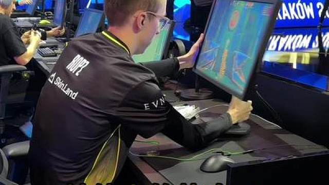 其他职业哥的热身 vs s1mple的热身