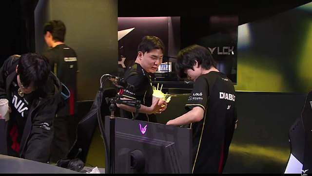 【LCK杯季后赛】导播长镜头给到收拾外设的大菠萝

​​​ ​​​​  ​​​