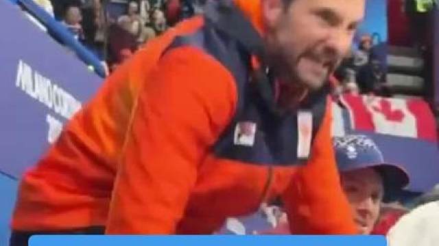 荷兰教练太可爱了，他的反应。米兰冬奥会短道速滑荷兰人JENS VAN 'T WOUT第2枚金牌