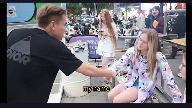 【小酷】虎子和沈不凡用毕生所学搭桥外国小姐姐！