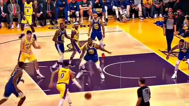 湖人队对战金州勇士，场上激烈争夺！#篮球