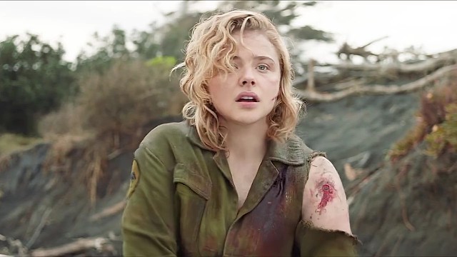 这女人也太尿水了吧，打怪兽的样子真猛