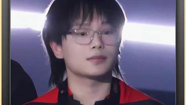 钟意晚上紧急开播回应，最近网上出现了他跟黄霄云的不好言论，让大家别造谣了，我跟霄云是好朋友