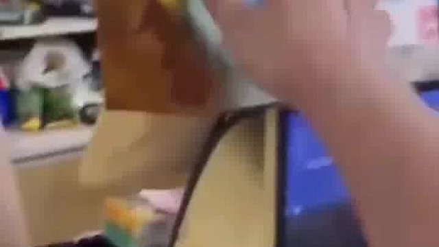 糊涂啊，你应该先买烟啊  ​
