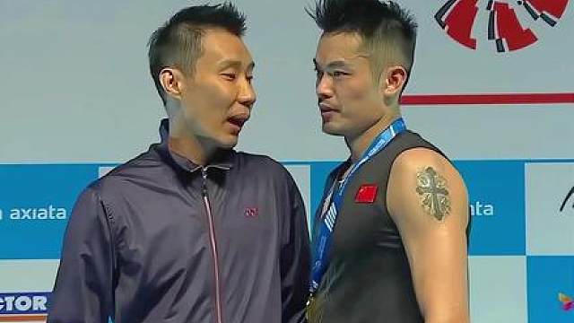 看着林丹夺冠，此时的李宗伟很是高兴