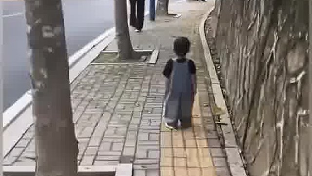 宝宝跟不上妈妈大哭，回头一看居然认错了，网友：没事 后面还有一个妈。