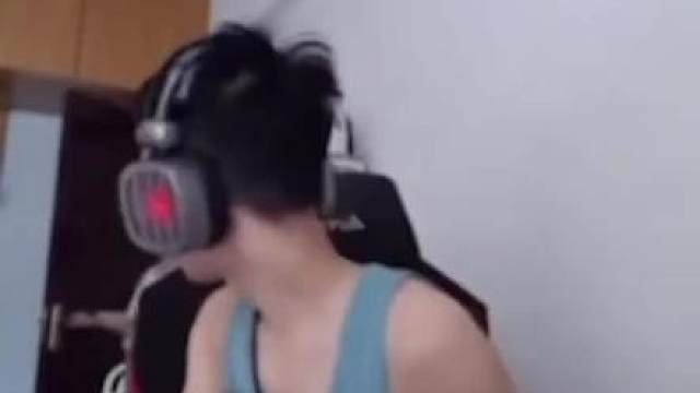 鲨鱼的成功离不开妈妈的默默支持，希望全天底下的妈妈都能够平平安安，希望所有玩吃鸡的伙伴们都能上无敌战神