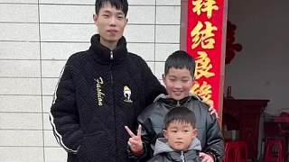 實(shí)現(xiàn)兄弟倆新年第一個(gè)愿望：和平精英鯊魚 表叔見面合影！