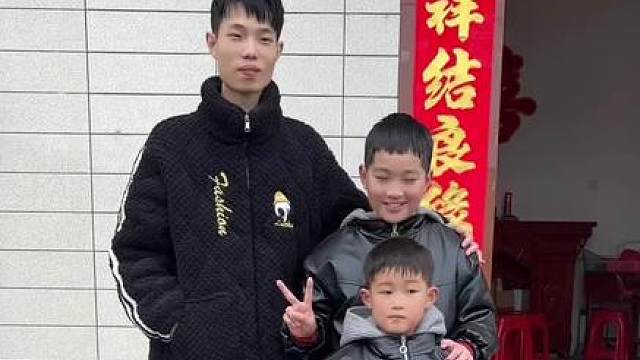 实现兄弟俩新年第一个愿望：和平精英鲨鱼 表叔见面合影！