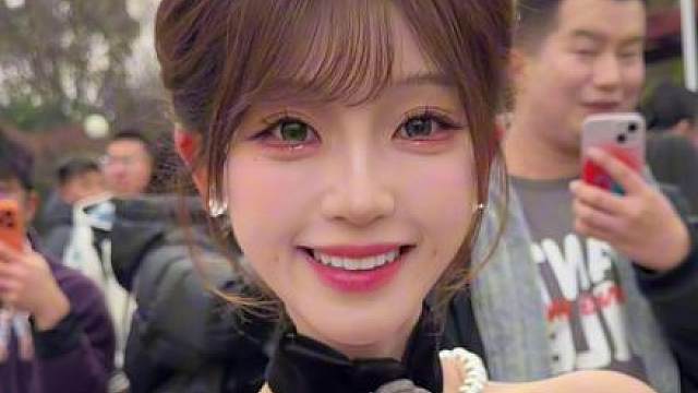 梦到你被一群人围着，鼻青脸肿的