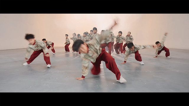 带着R-KIDS彩虹少年们，为央视《开门迎春晚》节目创作的作品画马。祝大家马年大吉呀