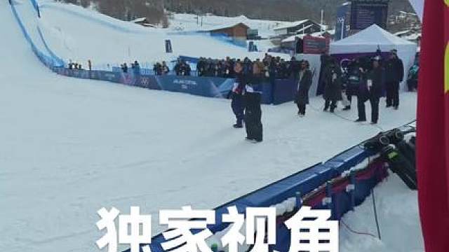 苏翊鸣夺冠后，我讲国旗递给他。