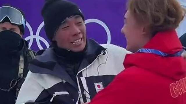 体育无国界，佐藤康弘与两个冠军徒弟庆祝，祝贺苏翊鸣生日快乐！