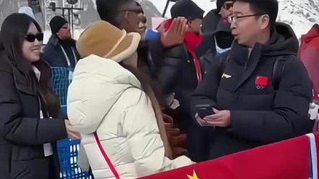 最好的生日礼物，苏翊鸣夺得坡障金牌，为中国拿下冬奥会首金，父母激动的拥抱庆祝！