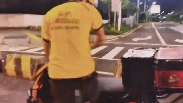 外卖小哥无所不能！什么都能干！哈哈，笑死我了！