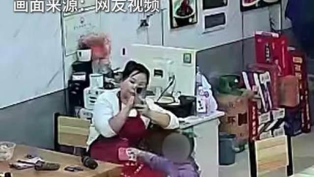 吓人！小孩自家店内放烟花，幸亏未引发火灾