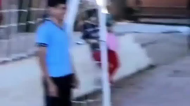 你们猜这个小女孩模仿的那个球星呢？真的太逗了对面小男孩都害怕了