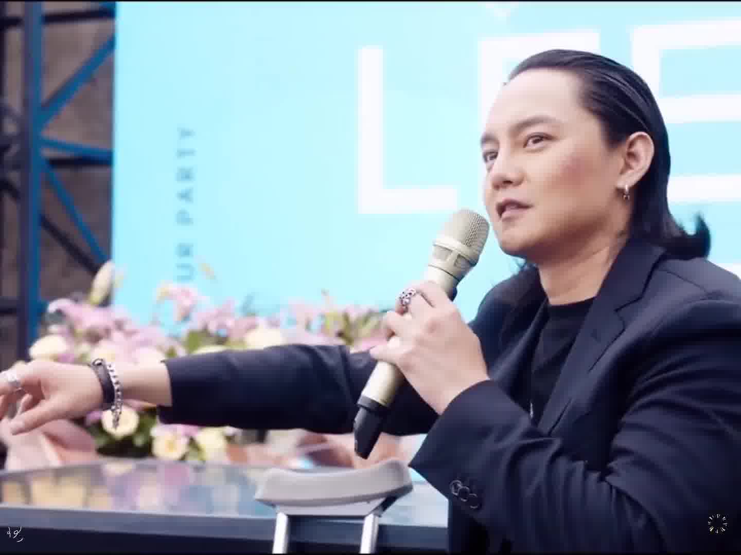 沈腾：我这是在拿命给你翻译