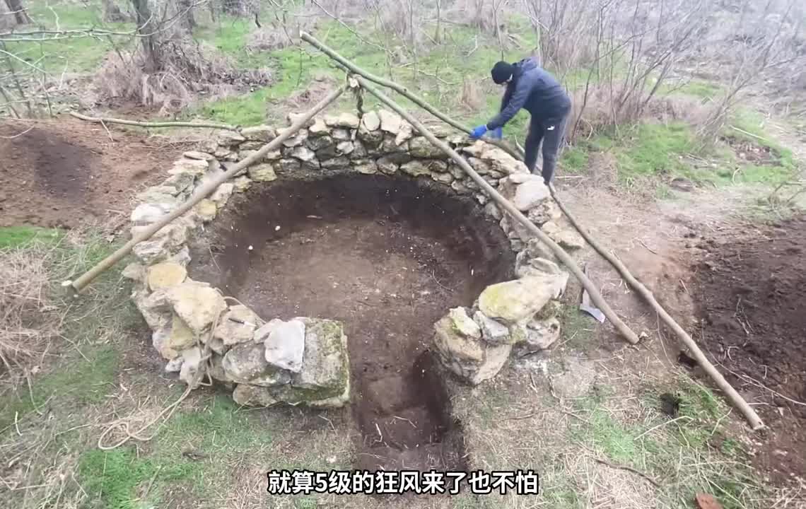 荒无人烟的野外，男人用保鲜膜给自己搭建了温暖的小屋