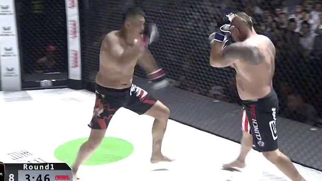 美国选手挑衅中国硬汉，硬汉称要和他打命！眉骨猛锤近20拳解气