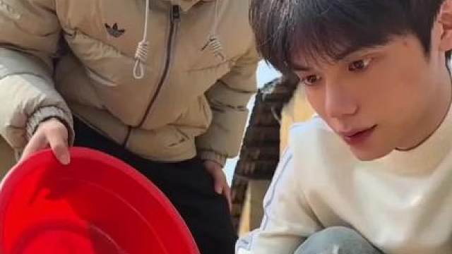 过年玩鞭炮的长官下士