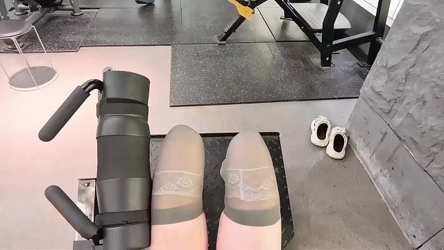 你社恐穿丝袜去健身房……