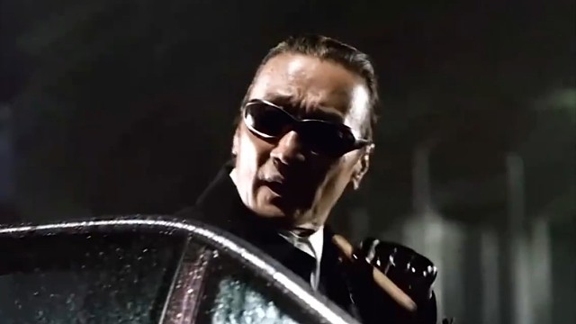 这才是狠人，知道别人怕他下毒，干脆把自己也毒一遍