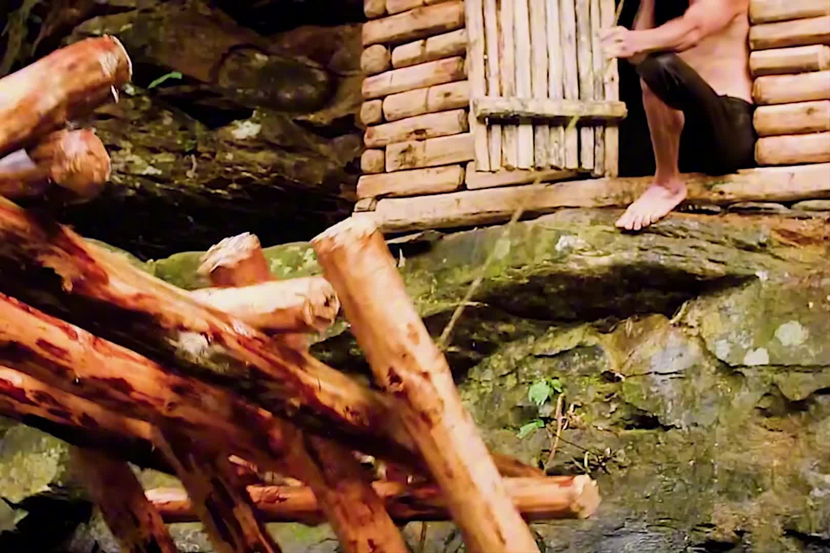 男人徒手建造荒野庇护所，打造自制铁器(2)